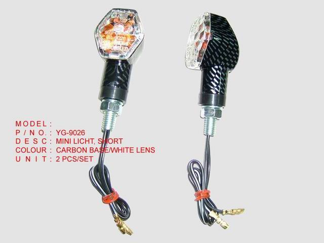 YG-9026_MINI LICHT SHORT_CARBON BASE'WHITE LENS